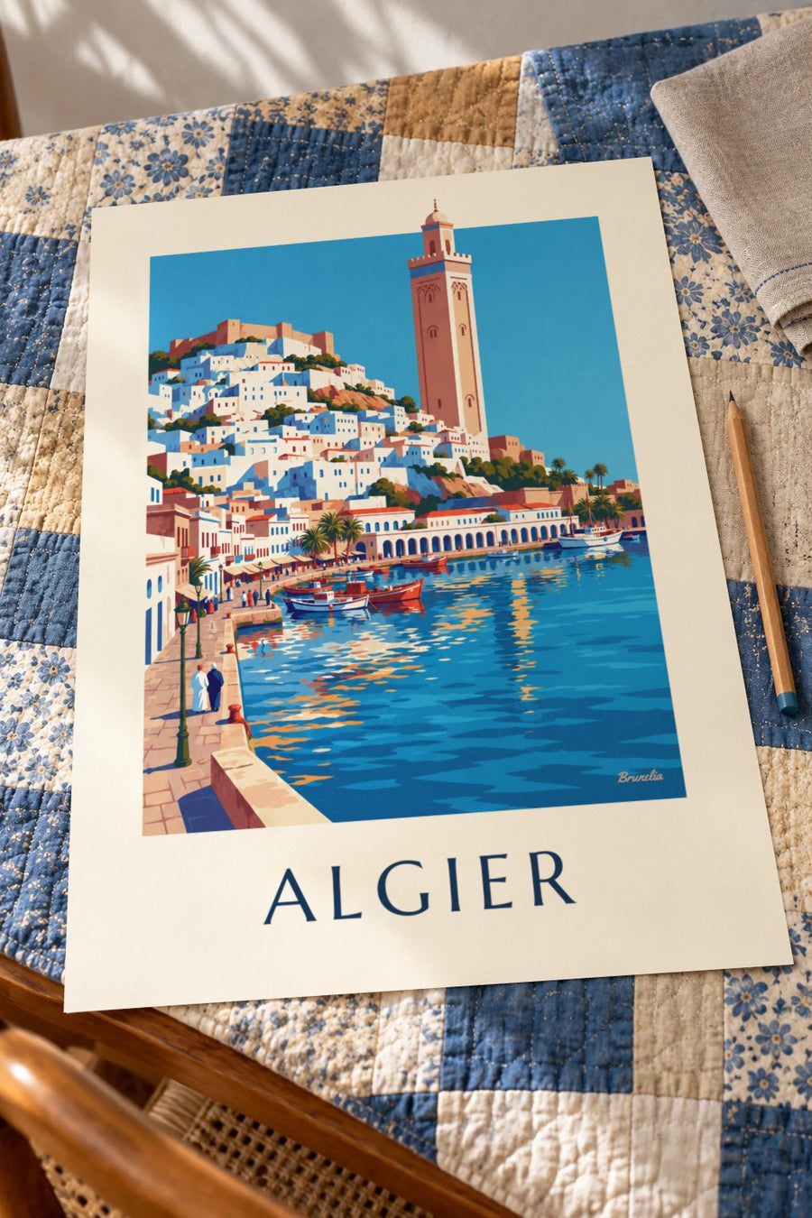 Poster weiße Kasbah von Algier, die zum Mittelmeer hinabführt: flach auf einem Tisch