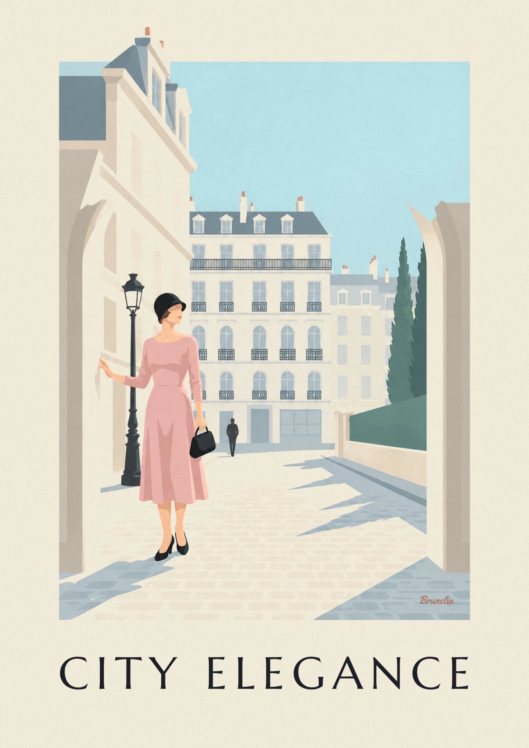 Une femme en robe rose, chapeau et sac noirs près d’un réverbère, devant une façade claire