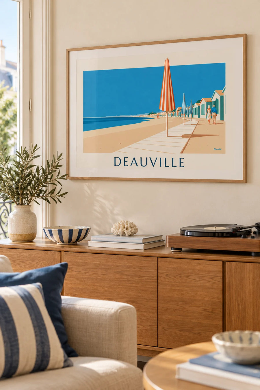 Poster bunte Sonnenschirme und Holzplanken am Strand von Deauville: gerahmt an der Wand