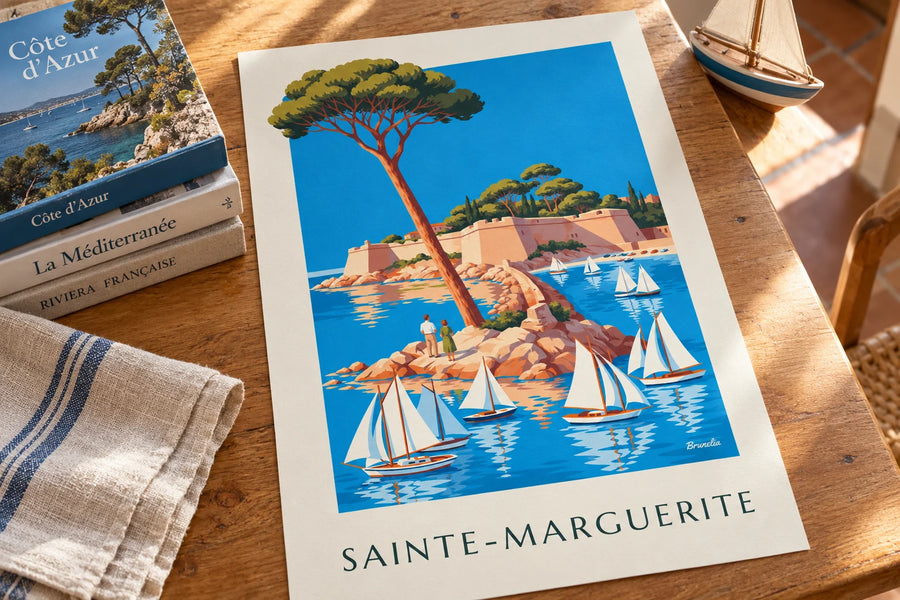 Affiche île Sainte-Marguerite et fort royal au large de Cannes : posée sur une table