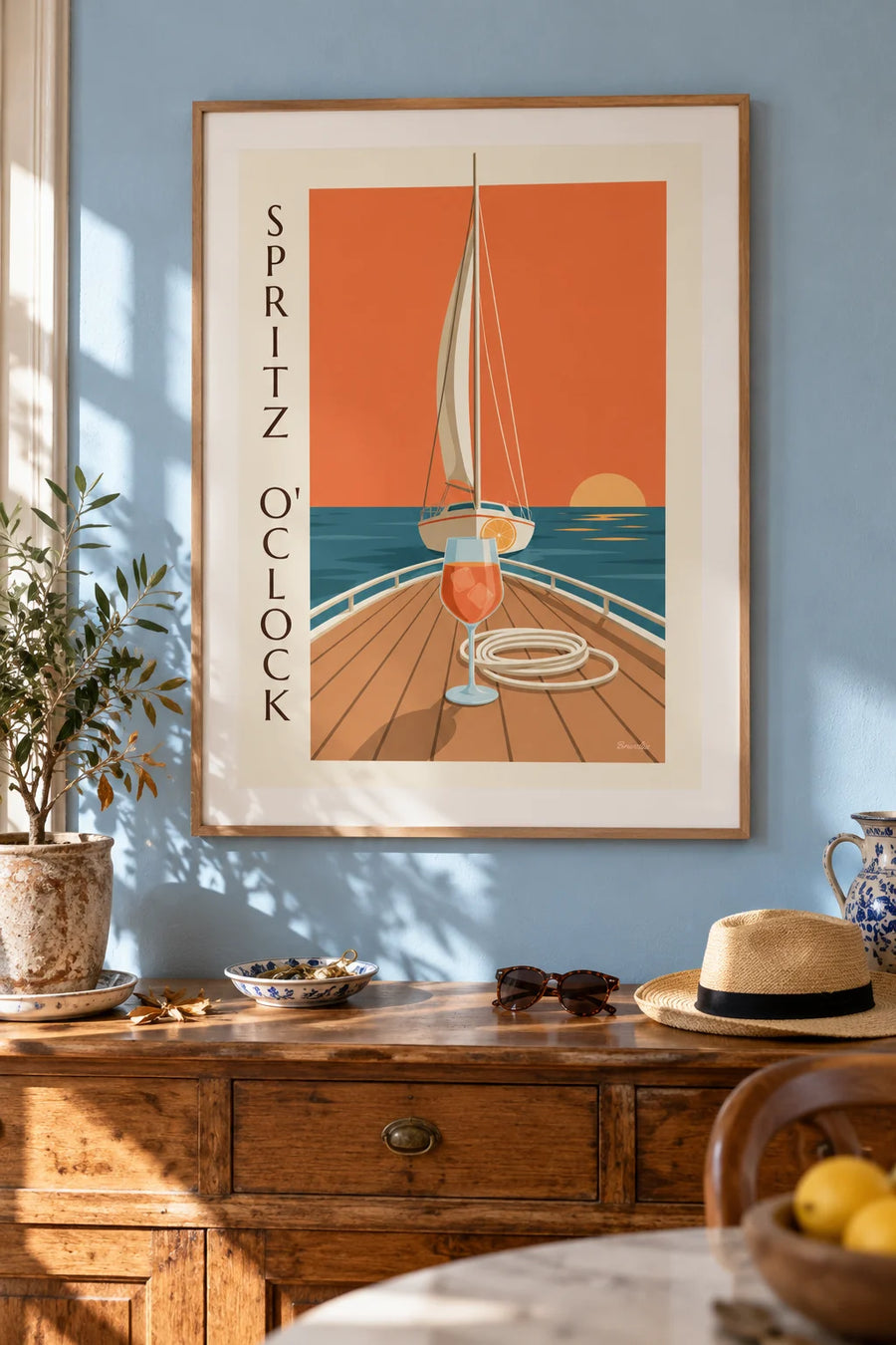 Poster Spritz an Deck eines Segelboots bei Sonnenuntergang: gerahmt an der Wand
