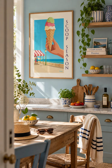 Poster Eistüte mit 3 Kugeln am Meer: gerahmt an der Wand