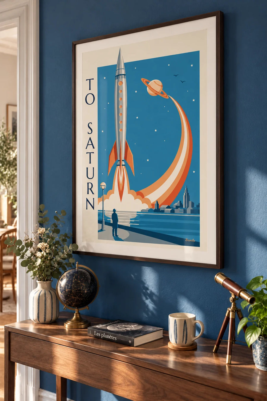 Affiche fusée argentée qui décolle vers Saturne depuis le bord de mer : encadrée au mur