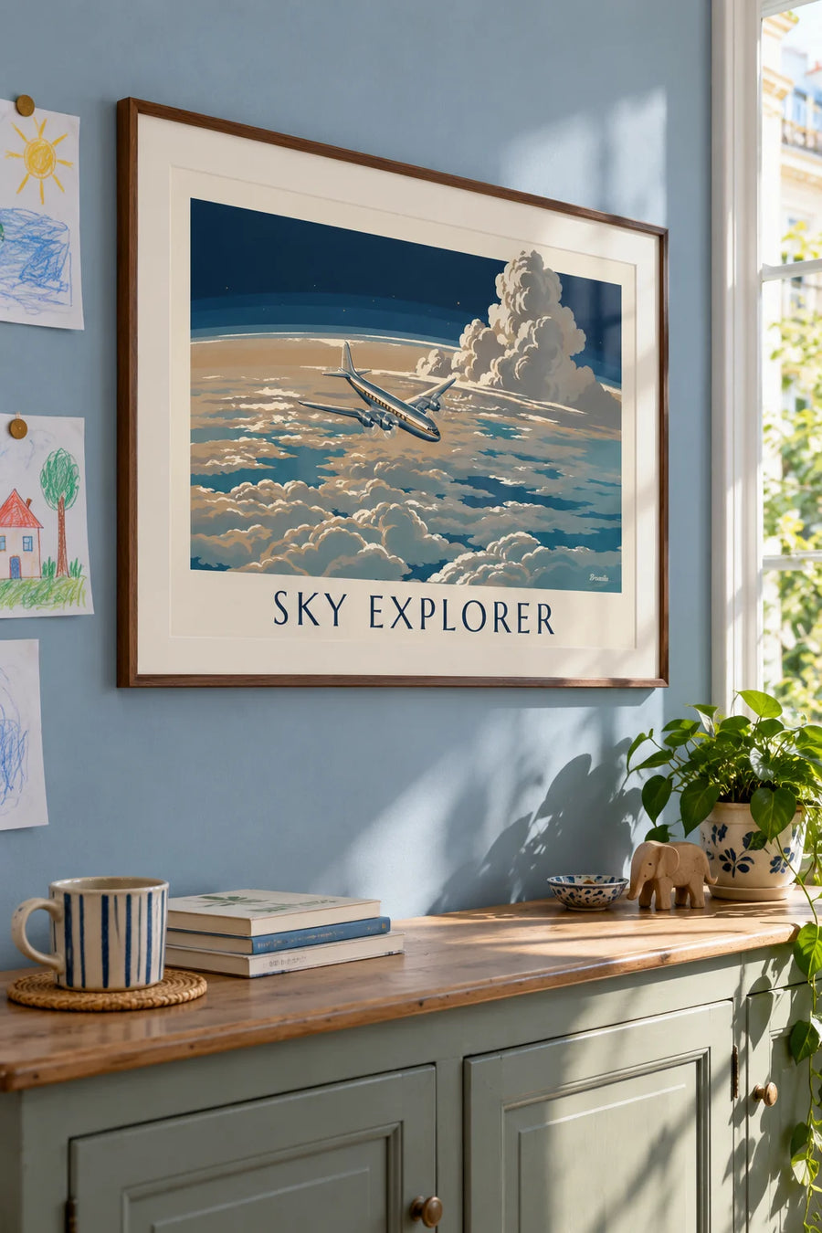 Affiche avion de ligne au-dessus d'une mer de nuages : encadrée au mur