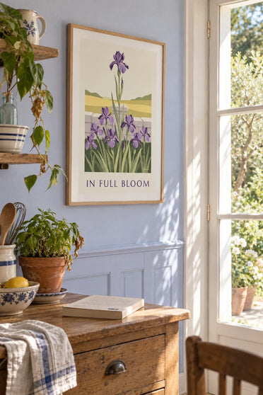 Affiche iris violets en pleine floraison dans un jardin : encadrée au mur