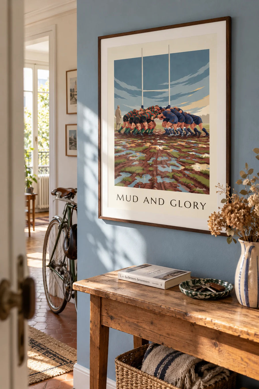 Poster Rugby-Gedränge im Schlamm unter Regenhimmel: gerahmt an der Wand