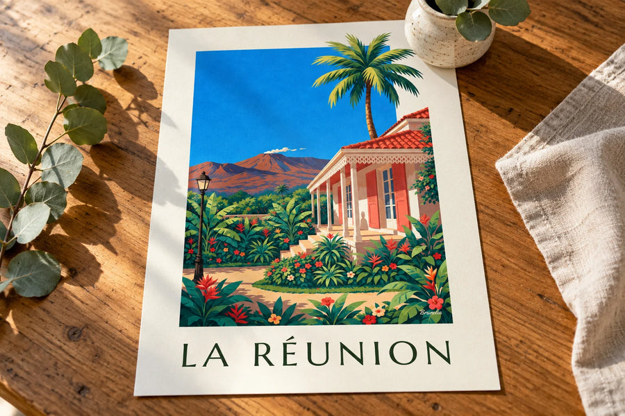 Poster kreolisches Haus und Piton de la Fournaise auf La Réunion: auf einem Tisch