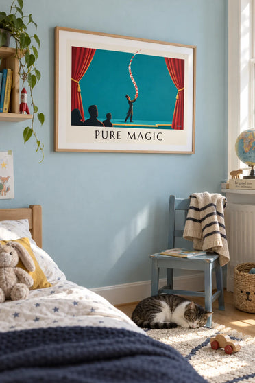 Poster Magier mit Zylinder und Kartentrick auf der Bühne: gerahmt an der Wand
