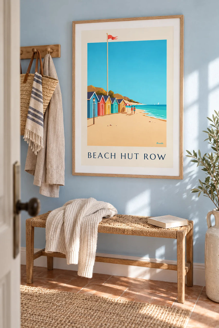 Affiche rangée de cabanes de plage colorées au bord de la mer : encadrée au mur