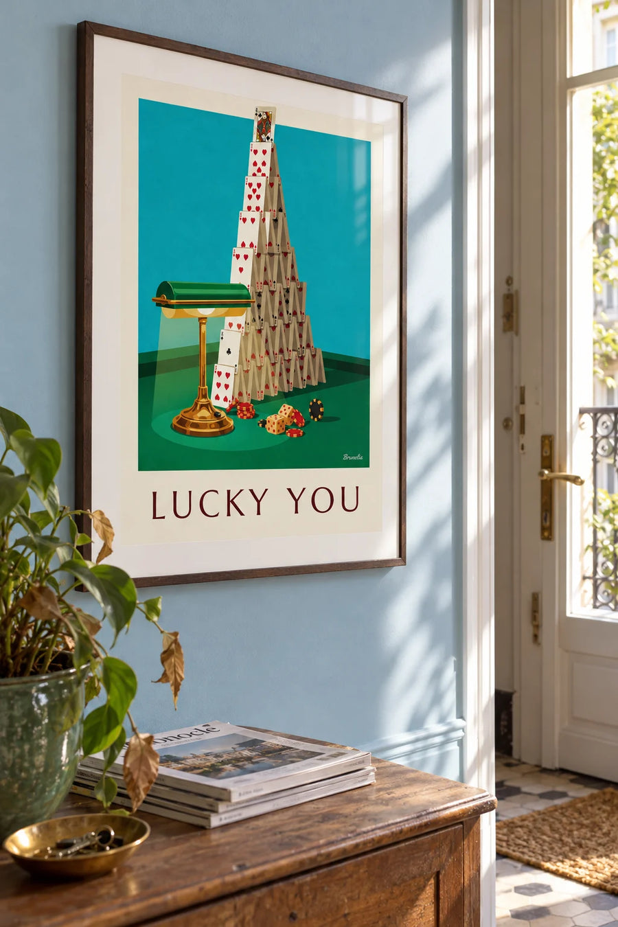 Affiche château de cartes et reine couronnée sur un tapis de casino : encadrée au mur