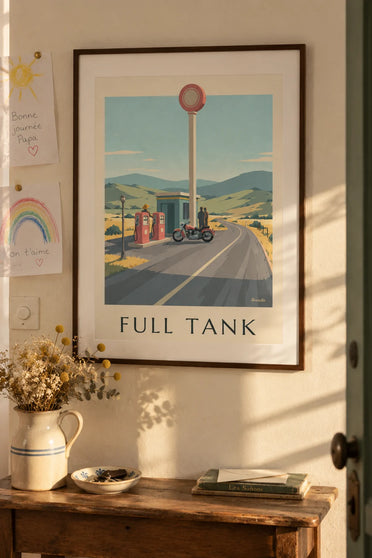 Poster klassisches Motorrad vor einer Tankstelle: gerahmt an der Wand