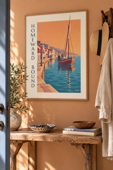 Poster traditionelles Fischerboot bei der Rückkehr in den Hafen im Abendlicht: gerahmt an der Wand