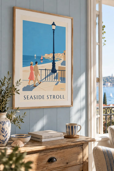Poster Elegantes Paar beim Spaziergang am Meer: gerahmt an der Wand