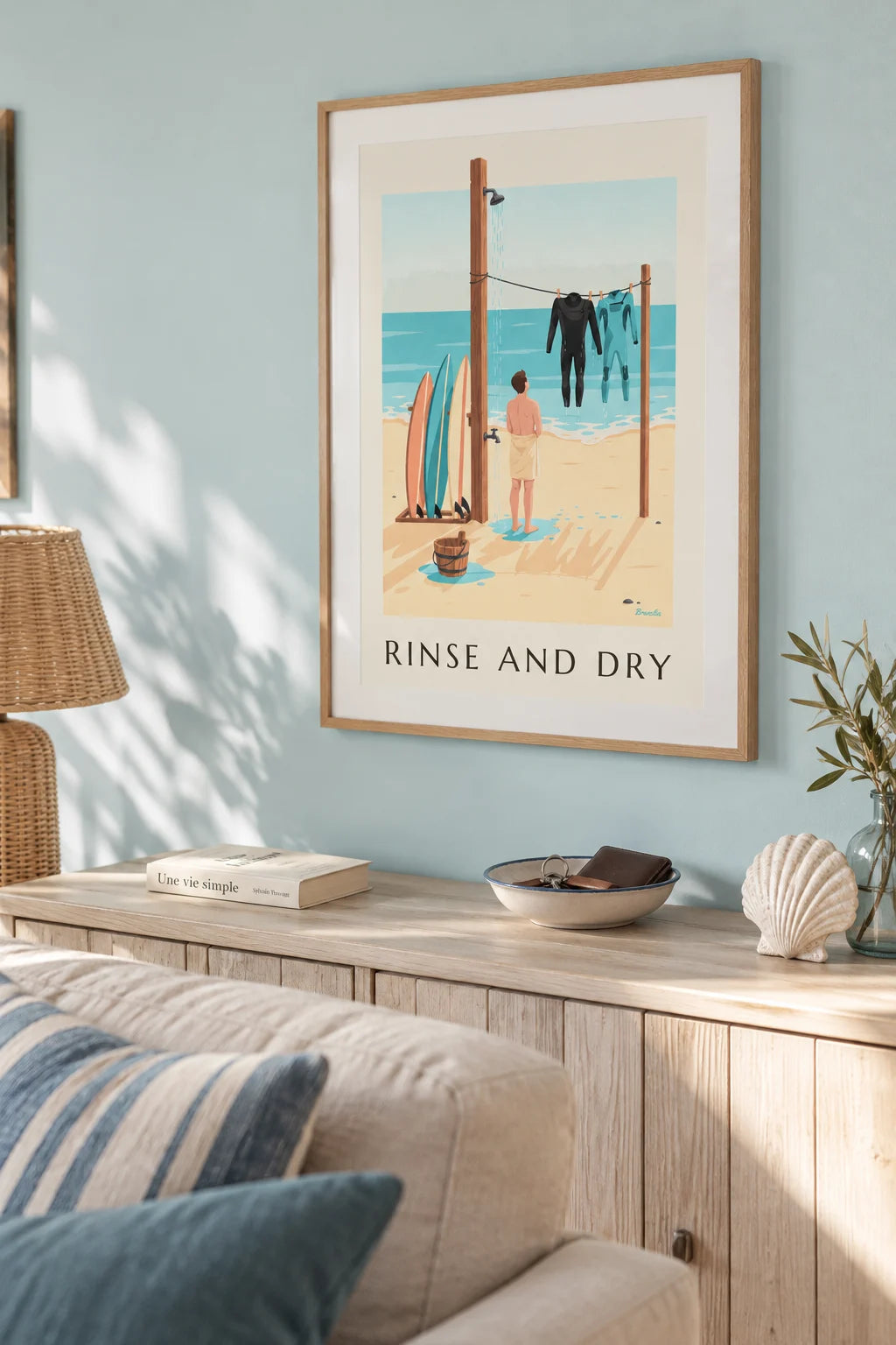 Mise en situation de Affiche douche de plage et combinaisons de surf qui sèchent