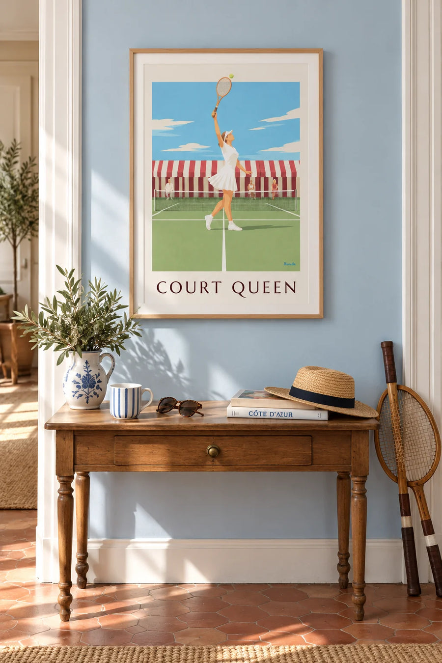 Poster Tennisspielerin mit Faltenrock und Schirmmütze auf Rasen: gerahmt an der Wand