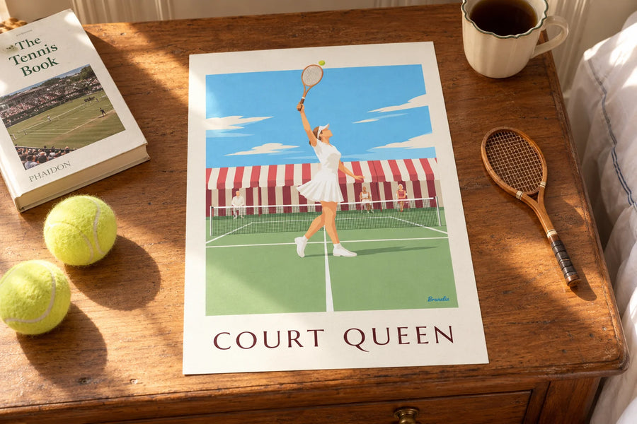 Poster mit Tennisspielerin in Faltenrock und mit Visor auf Rasen: auf einem Tisch stehend