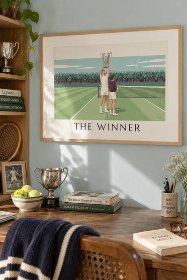Poster Tennischampion mit erhobenem Silberpokal: gerahmt an der Wand