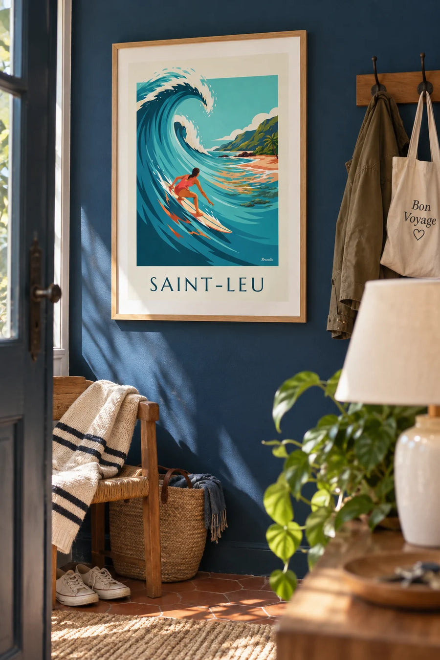 Poster Surferin am Riff von Saint-Leu auf La Réunion: gerahmt an der Wand