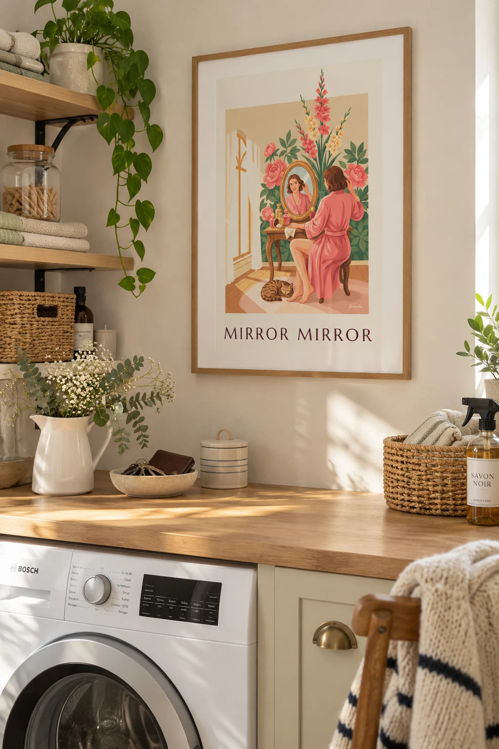 Mise en situation de Affiche femme au miroir de coiffeuse sur fond fleuri