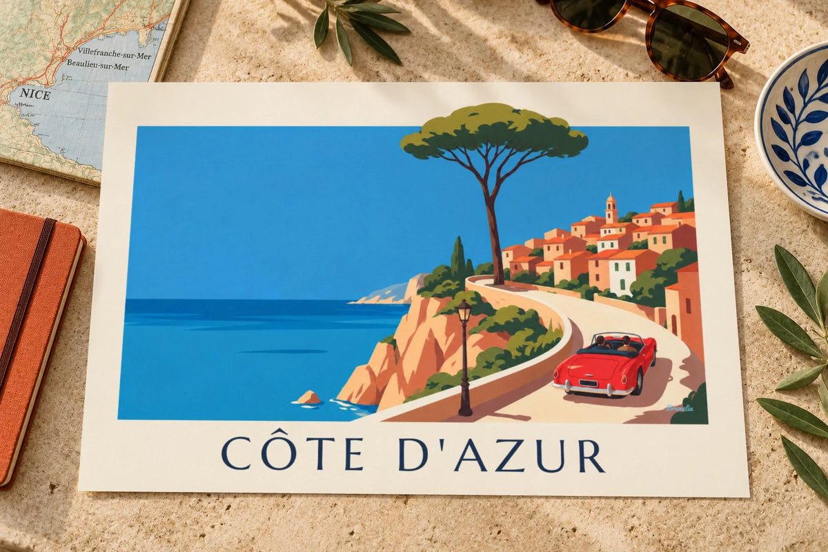 Poster rotes Cabrio auf der Küstenstraße der Côte d'Azur: auf einem Tisch aufgestellt