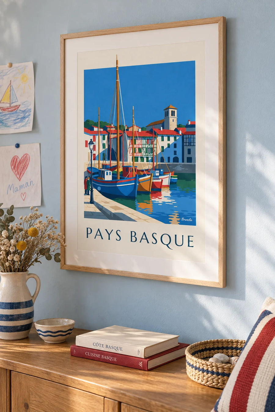 Affiche barques de pêche et maisons basques : encadrée au mur
