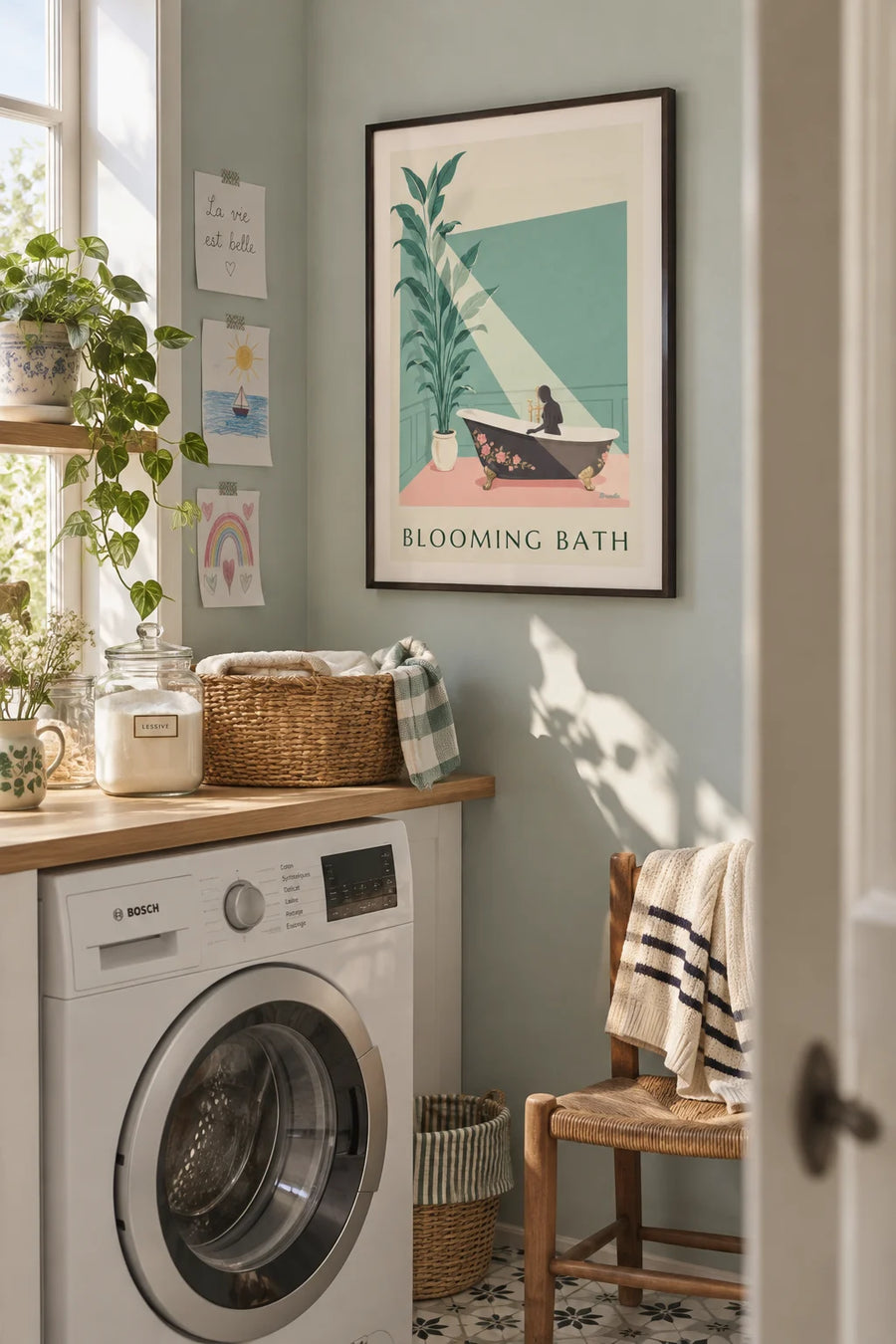 Affiche baignoire fleurie sur mur vert et sol rose : encadrée au mur