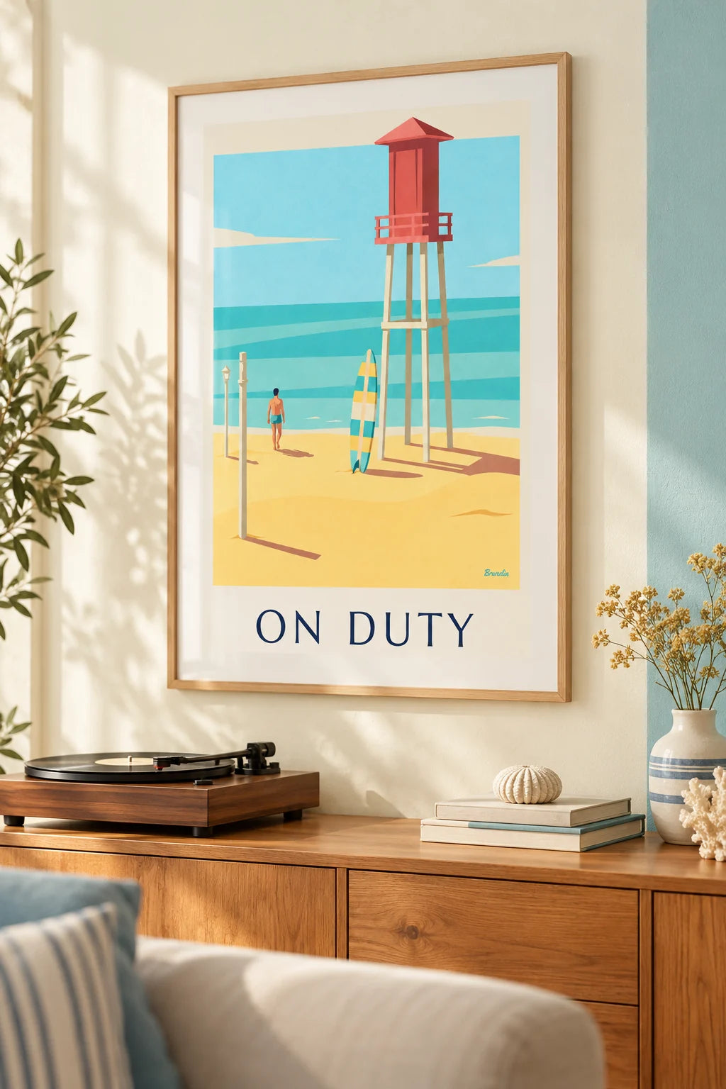 Mise en situation de Affiche planche de surf et tour de sauveteur sur la plage